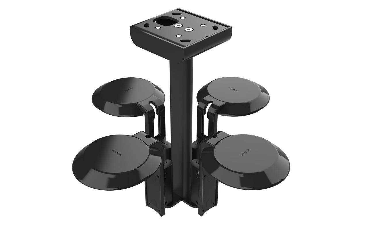Schwarze Deckenhalterung von Flexson für vier Sonos Lautsprecher mit zentraler Säule und abgerundeten Haltearmen.